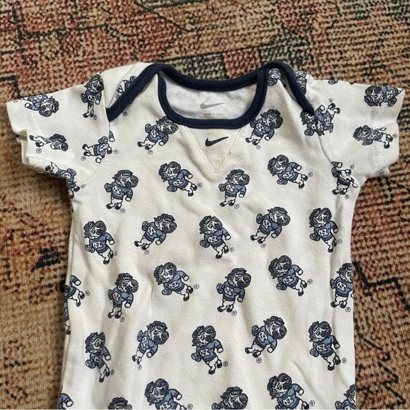 Infant UNC Nike Onesie - Picture 4 of 5